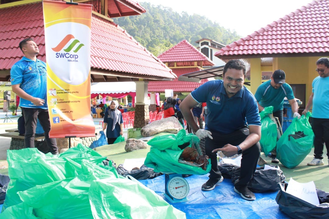 PLOGGING BUMI HIJAU DI TAMAN EKO RIMBA.