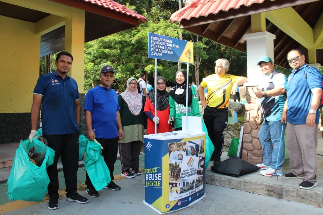 PLOGGING BUMI HIJAU DI TAMAN EKO RIMBA.