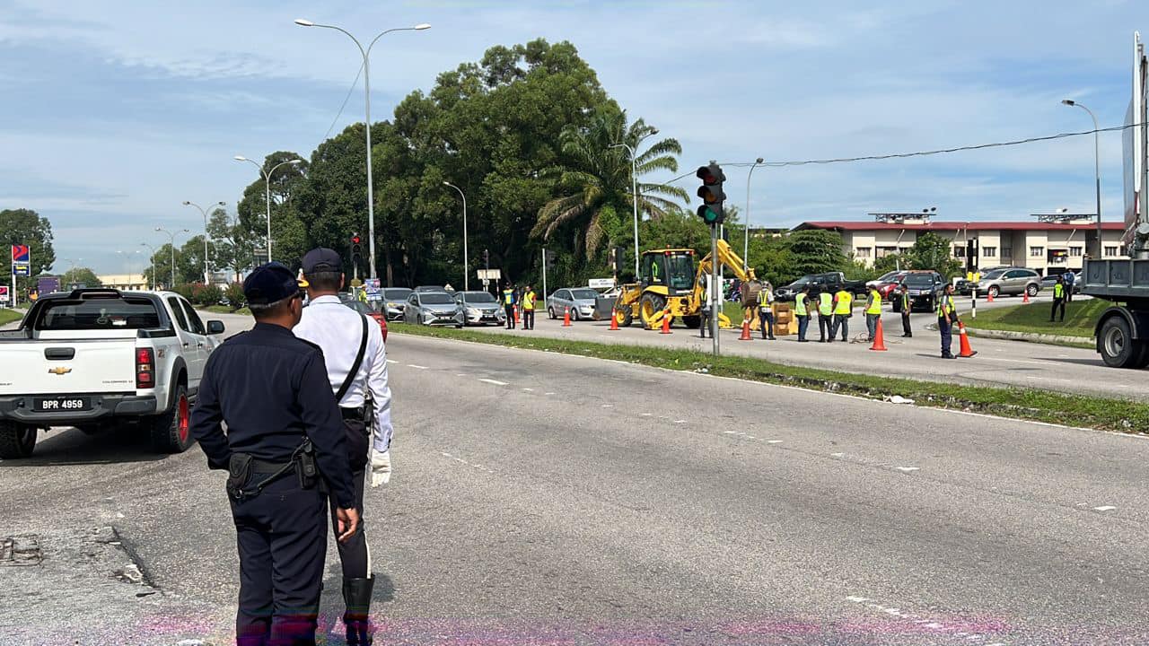 TUGAS BERSEPADU PENUTUPAN MEDIAN JALAN (LALUAN TENGAH) BERSAMA POLIS TRAFIK, JKR, JPJ & WARDEN TRAFIK MBS  BAGI TUJUAN KAJIAN ALIRAN TRAFIK