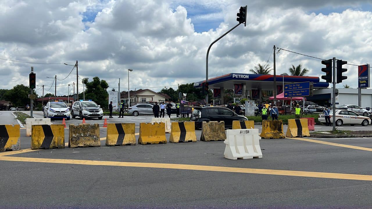 TUGAS BERSEPADU PENUTUPAN MEDIAN JALAN (LALUAN TENGAH) BERSAMA POLIS TRAFIK, JKR, JPJ & WARDEN TRAFIK MBS  BAGI TUJUAN KAJIAN ALIRAN TRAFIK