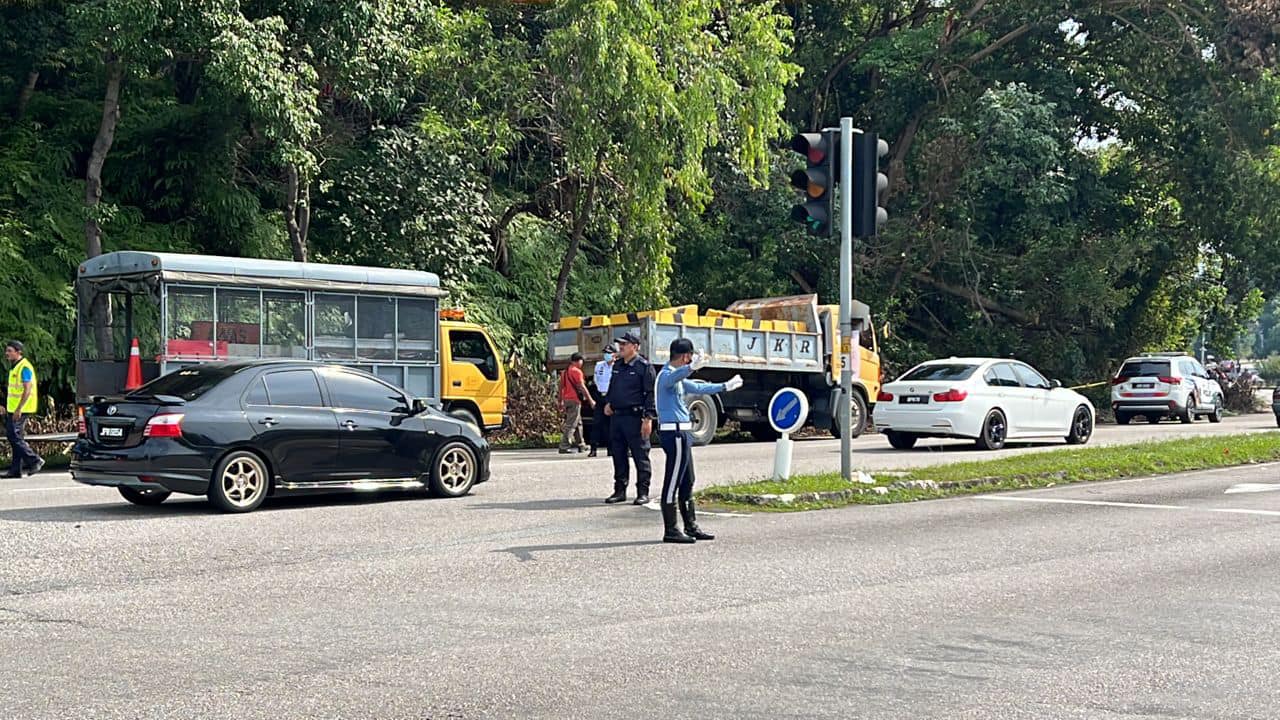 TUGAS BERSEPADU PENUTUPAN MEDIAN JALAN (LALUAN TENGAH) BERSAMA POLIS TRAFIK, JKR, JPJ & WARDEN TRAFIK MBS  BAGI TUJUAN KAJIAN ALIRAN TRAFIK