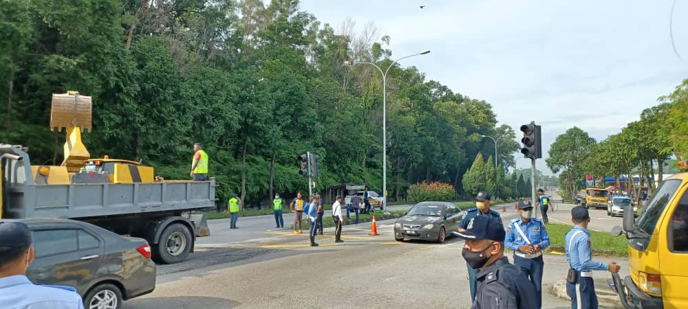 TUGAS BERSEPADU PENUTUPAN MEDIAN JALAN (LALUAN TENGAH) BERSAMA POLIS TRAFIK, JKR, JPJ & WARDEN TRAFIK MBS  BAGI TUJUAN KAJIAN ALIRAN TRAFIK