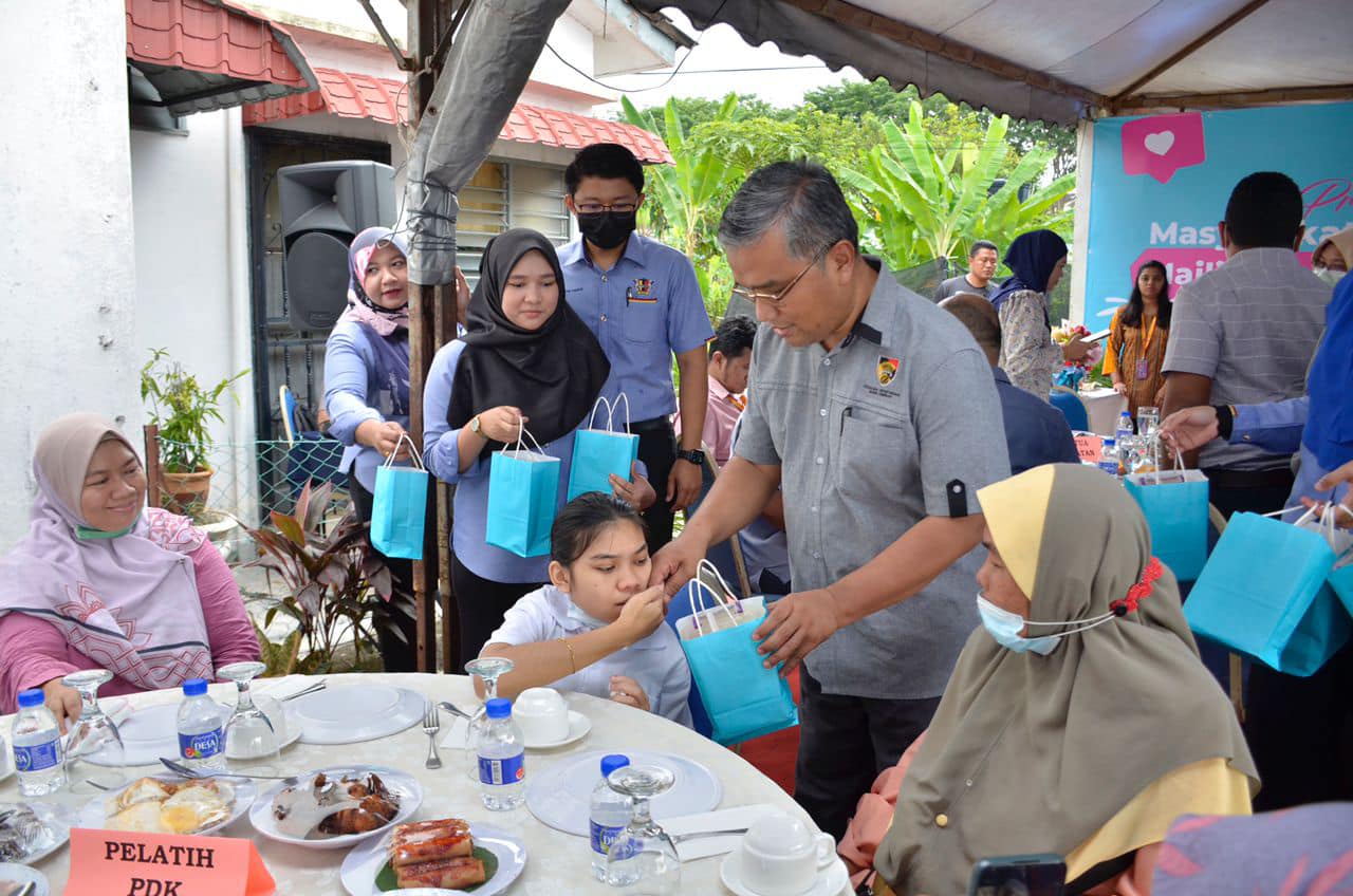 PROGRAM MASYARAKAT PENYAYANG (LA21) BERSAMA PUSAT PEMULIHAN DALAM KOMUNITI (PPDK) PEKAN MANTIN