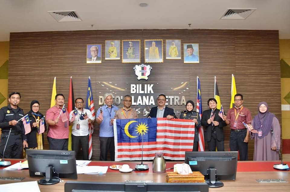 SESI PENYERAHAN BENDERA JALUR GEMILANG OLEH SWCORP NEGERI SEMBILAN KEPADA MBS