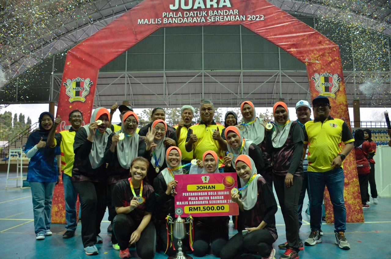 PEMENANG PERTANDINGAN SEPAK TAKRAW DAN BOLA JARING PIALA DATUK BANDAR DI KOMPLEKS SUKAN NEGERI, PAROI.