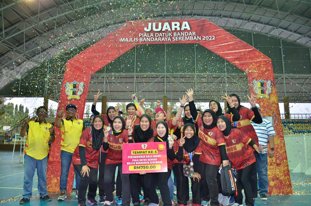 PEMENANG PERTANDINGAN SEPAK TAKRAW DAN BOLA JARING PIALA DATUK BANDAR DI KOMPLEKS SUKAN NEGERI, PAROI.