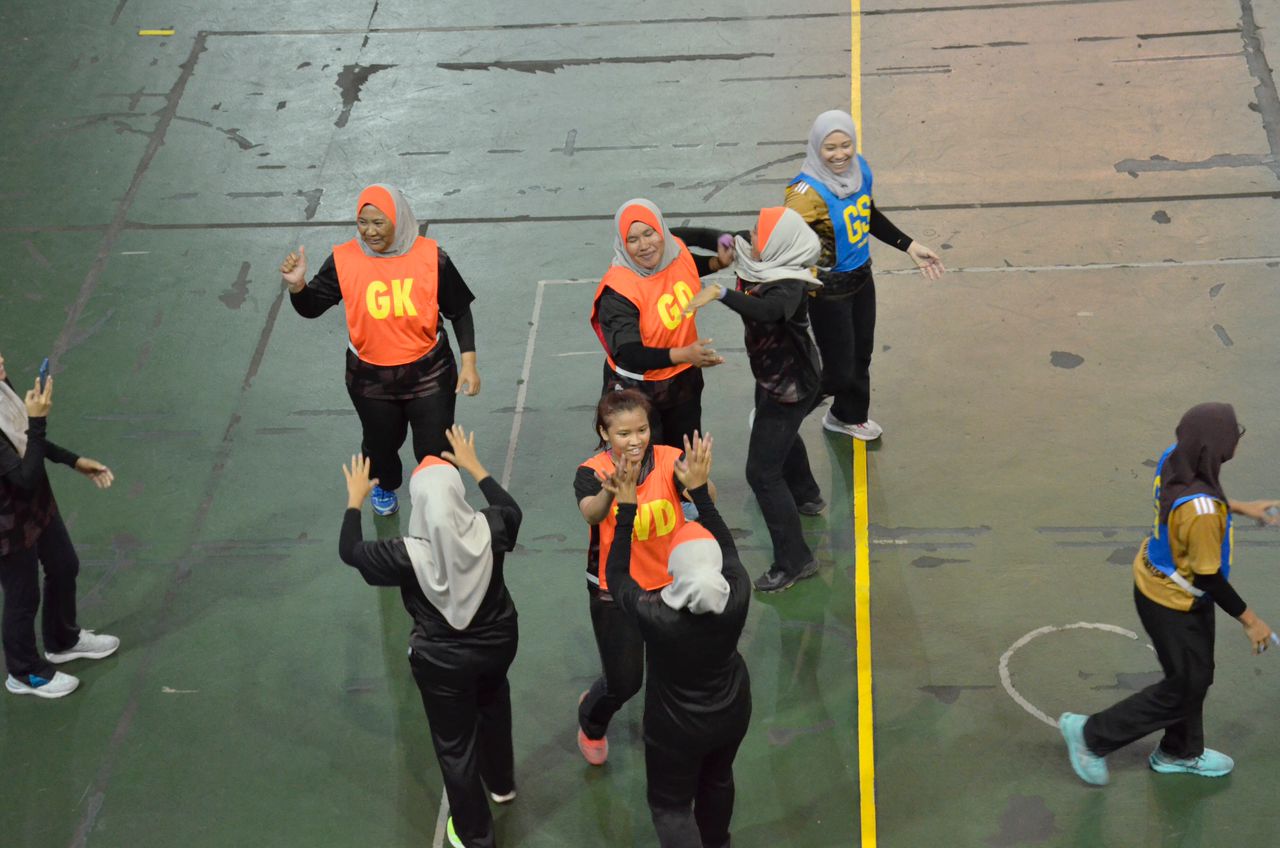 PEMENANG PERTANDINGAN SEPAK TAKRAW DAN BOLA JARING PIALA DATUK BANDAR DI KOMPLEKS SUKAN NEGERI, PAROI.