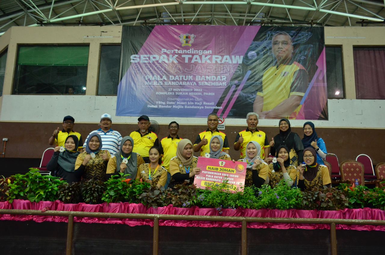 PEMENANG PERTANDINGAN SEPAK TAKRAW DAN BOLA JARING PIALA DATUK BANDAR DI KOMPLEKS SUKAN NEGERI, PAROI.