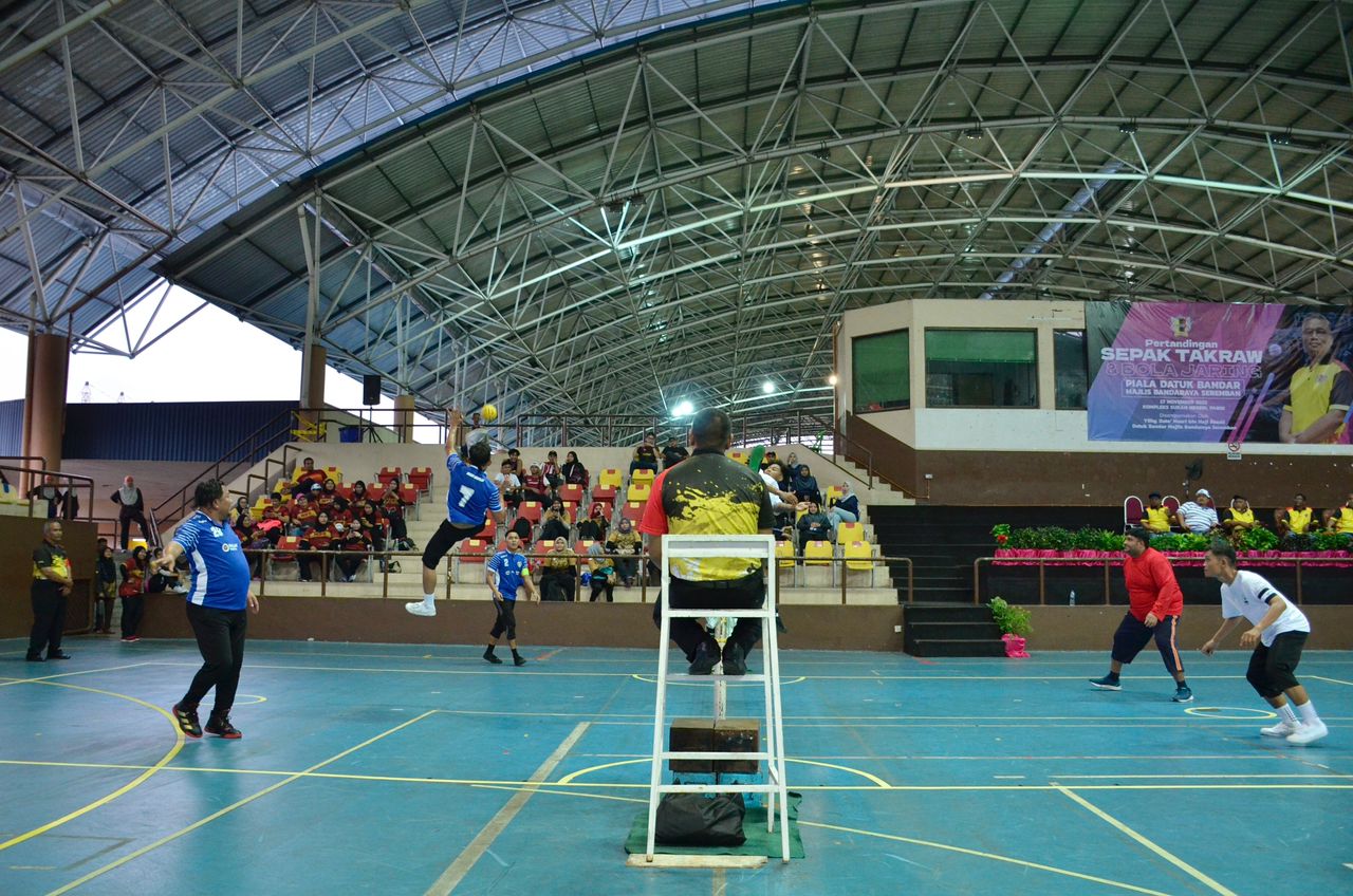 PEMENANG PERTANDINGAN SEPAK TAKRAW DAN BOLA JARING PIALA DATUK BANDAR DI KOMPLEKS SUKAN NEGERI, PAROI.