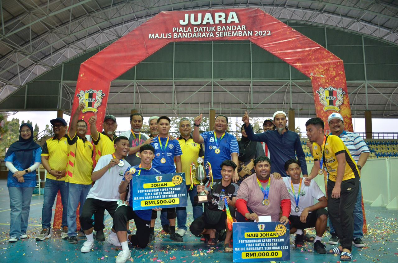 PEMENANG PERTANDINGAN SEPAK TAKRAW DAN BOLA JARING PIALA DATUK BANDAR DI KOMPLEKS SUKAN NEGERI, PAROI.