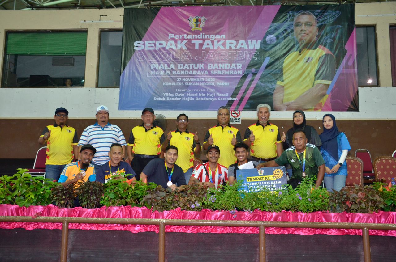 PEMENANG PERTANDINGAN SEPAK TAKRAW DAN BOLA JARING PIALA DATUK BANDAR DI KOMPLEKS SUKAN NEGERI, PAROI.