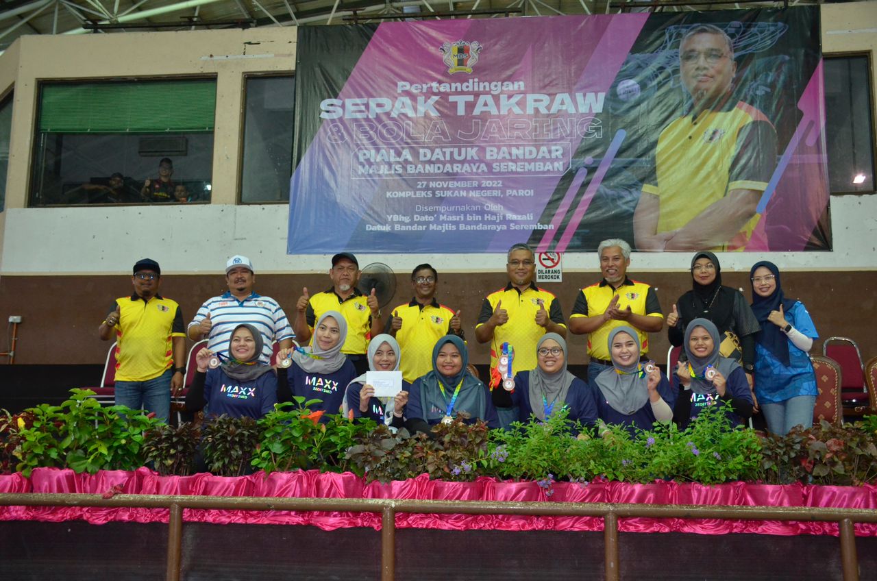 PEMENANG PERTANDINGAN SEPAK TAKRAW DAN BOLA JARING PIALA DATUK BANDAR DI KOMPLEKS SUKAN NEGERI, PAROI.