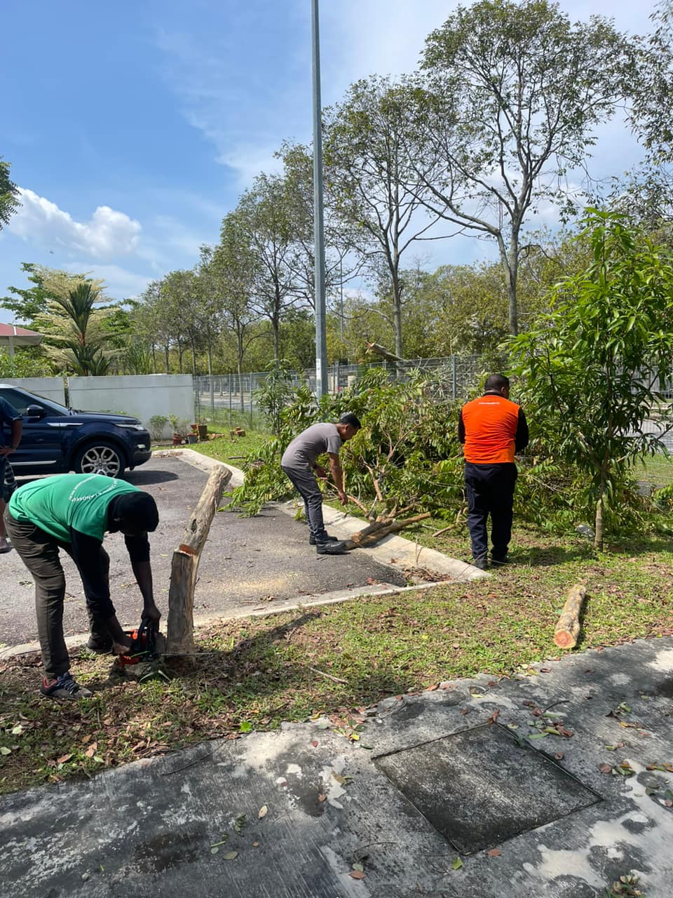 Kemukakan aduan melalui SISPAA MBS mbseremban.spab.gov.my atau muat turun secara PERCUMA aplikasi Respons Rakyat melalui Google Play / Aps Store atau hubungi Unit Call Centre MBS ditalian 067654444 yang beroperasi dari hari Isnin hingga Jumaat dari jam 8.00 pagi sehingga 8.00 malam.