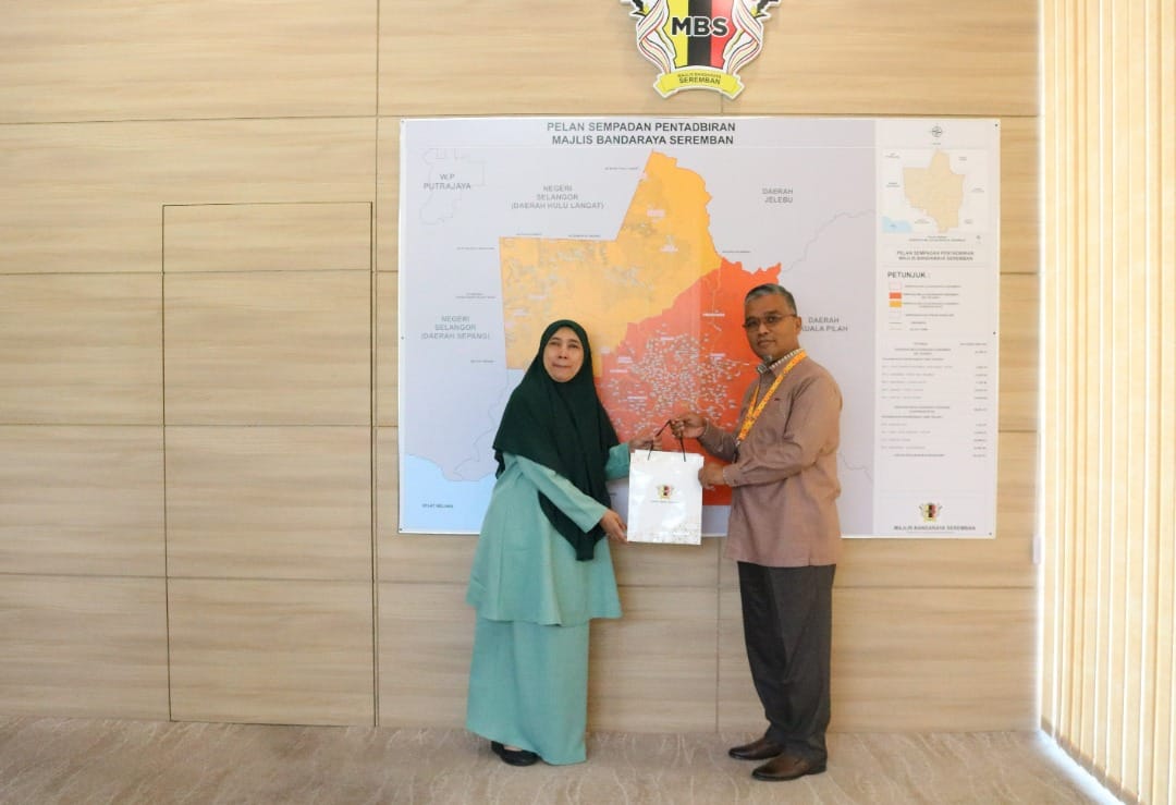 YBhg. Dato' Masri bin Haji Razali, Datuk Bandar Majlis Bandaraya Seremban telah menerima kunjungan hormat daripada Persatuan Orang Pekak Negeri Sembilan (NESDA) di Pejabat Datuk Bandar, Wisma MBS. Turut hadir semasa kunjungan tersebut ialah Tuan Mas Midyawan bin Yahya, Setiausaha MBS dan En Alias bin Mansor, Ketua Unit Komunikasi Korporat MBS.