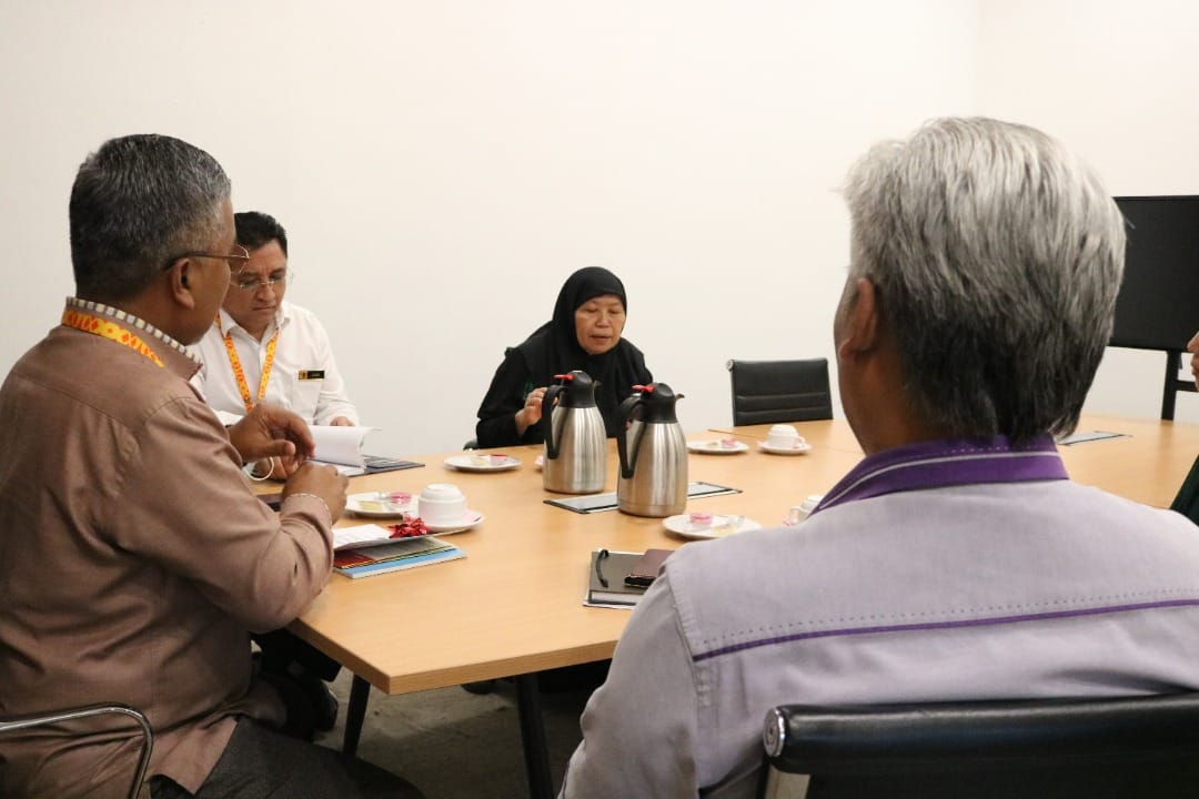 YBhg. Dato' Masri bin Haji Razali, Datuk Bandar Majlis Bandaraya Seremban telah menerima kunjungan hormat daripada Persatuan Orang Pekak Negeri Sembilan (NESDA) di Pejabat Datuk Bandar, Wisma MBS. Turut hadir semasa kunjungan tersebut ialah Tuan Mas Midyawan bin Yahya, Setiausaha MBS dan En Alias bin Mansor, Ketua Unit Komunikasi Korporat MBS.