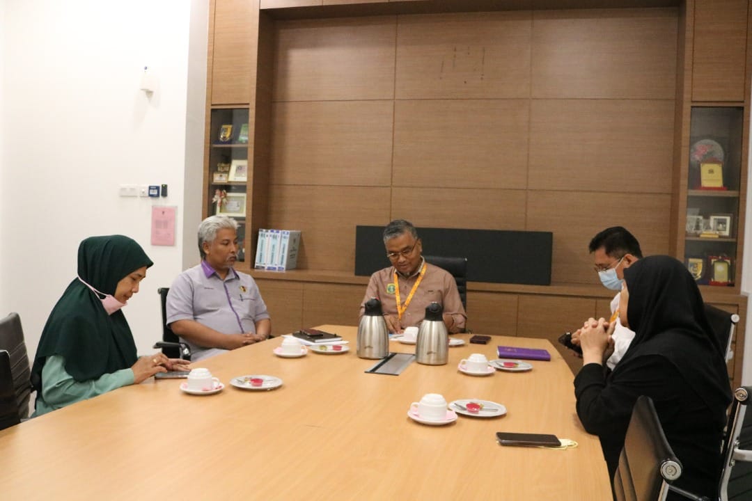 YBhg. Dato' Masri bin Haji Razali, Datuk Bandar Majlis Bandaraya Seremban telah menerima kunjungan hormat daripada Persatuan Orang Pekak Negeri Sembilan (NESDA) di Pejabat Datuk Bandar, Wisma MBS. Turut hadir semasa kunjungan tersebut ialah Tuan Mas Midyawan bin Yahya, Setiausaha MBS dan En Alias bin Mansor, Ketua Unit Komunikasi Korporat MBS.