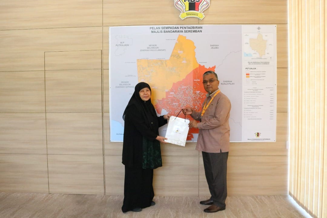 YBhg. Dato' Masri bin Haji Razali, Datuk Bandar Majlis Bandaraya Seremban telah menerima kunjungan hormat daripada Persatuan Orang Pekak Negeri Sembilan (NESDA) di Pejabat Datuk Bandar, Wisma MBS. Turut hadir semasa kunjungan tersebut ialah Tuan Mas Midyawan bin Yahya, Setiausaha MBS dan En Alias bin Mansor, Ketua Unit Komunikasi Korporat MBS.