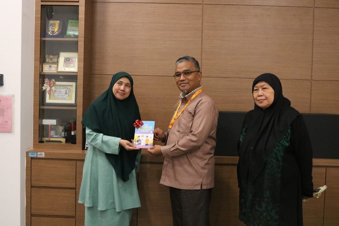 YBhg. Dato' Masri bin Haji Razali, Datuk Bandar Majlis Bandaraya Seremban telah menerima kunjungan hormat daripada Persatuan Orang Pekak Negeri Sembilan (NESDA) di Pejabat Datuk Bandar, Wisma MBS. Turut hadir semasa kunjungan tersebut ialah Tuan Mas Midyawan bin Yahya, Setiausaha MBS dan En Alias bin Mansor, Ketua Unit Komunikasi Korporat MBS.