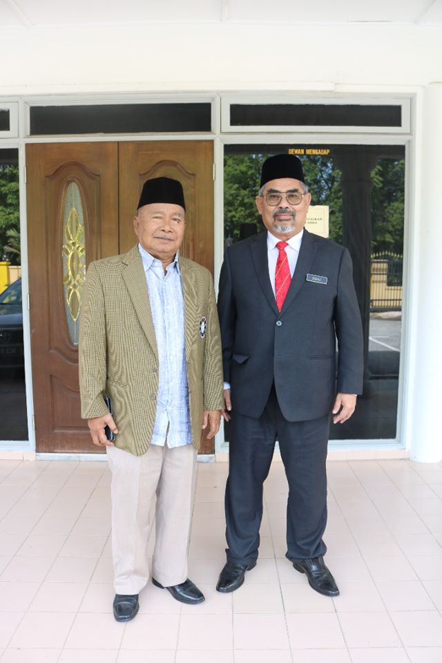 Y. Bhg. Dato’ Haji Zazali bin Salehudin, Datuk Bandar Majlis Bandaraya Seremban telah mengadap Y.T.M. Dato’ Lela Maharaja Dato’ Haji Muhamad Sharip bin Haji Othman, Undang Luak Rembau