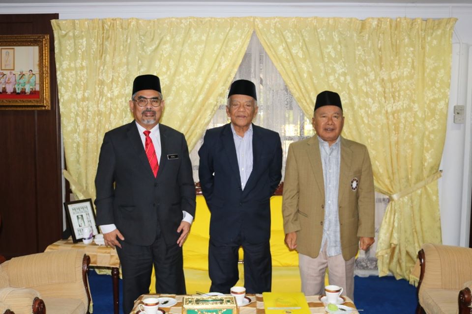 Y. Bhg. Dato’ Haji Zazali bin Salehudin, Datuk Bandar Majlis Bandaraya Seremban telah mengadap Y.T.M. Dato’ Lela Maharaja Dato’ Haji Muhamad Sharip bin Haji Othman, Undang Luak Rembau