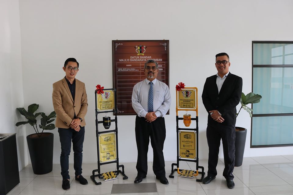 PENYERAHAN HAND SANITIZER DARIPADA N9 CONTAINER CAFE KEPADA MAJLIS BANDARAYA SEREMBAN