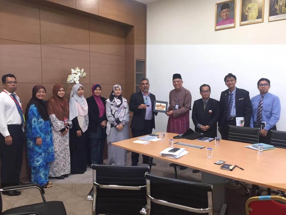 KUNJUNGAN HORMAT DARI HOTEL ROYALE CHULAN SEREMBAN DAN UNIVERSITI SAINS ISLAM MALAYSIA (USIM) KAMPUS NILAI KE PEJABAT DATUK BANDAR MAJLIS BANDARAYA SEREMBAN