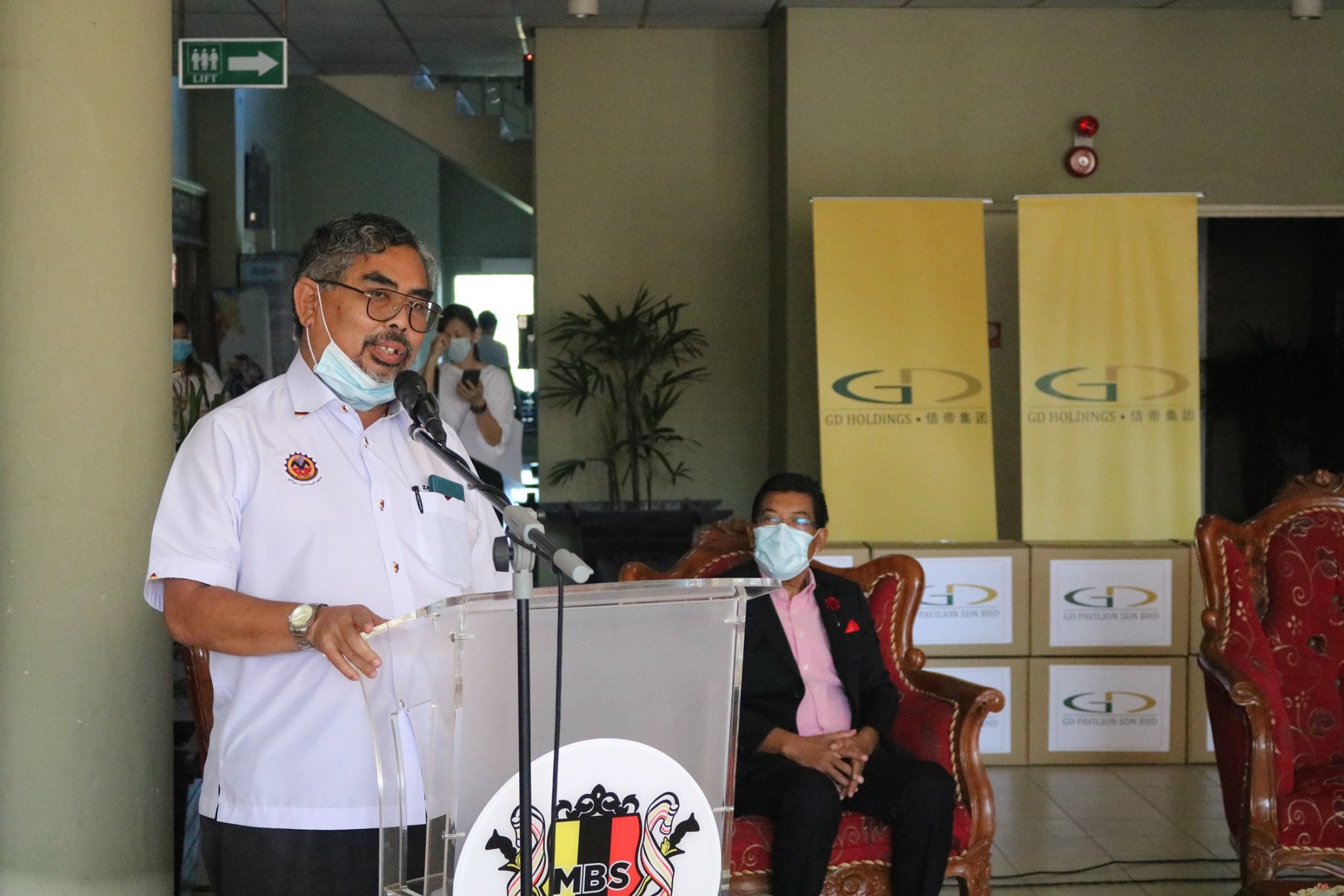 MAJLIS PENERIMAAN DAN PENGAGIHAN PENUTUP HIDUNG DAN MULUT (MASK) DARIPADA KUMPULAN GD HOLDING