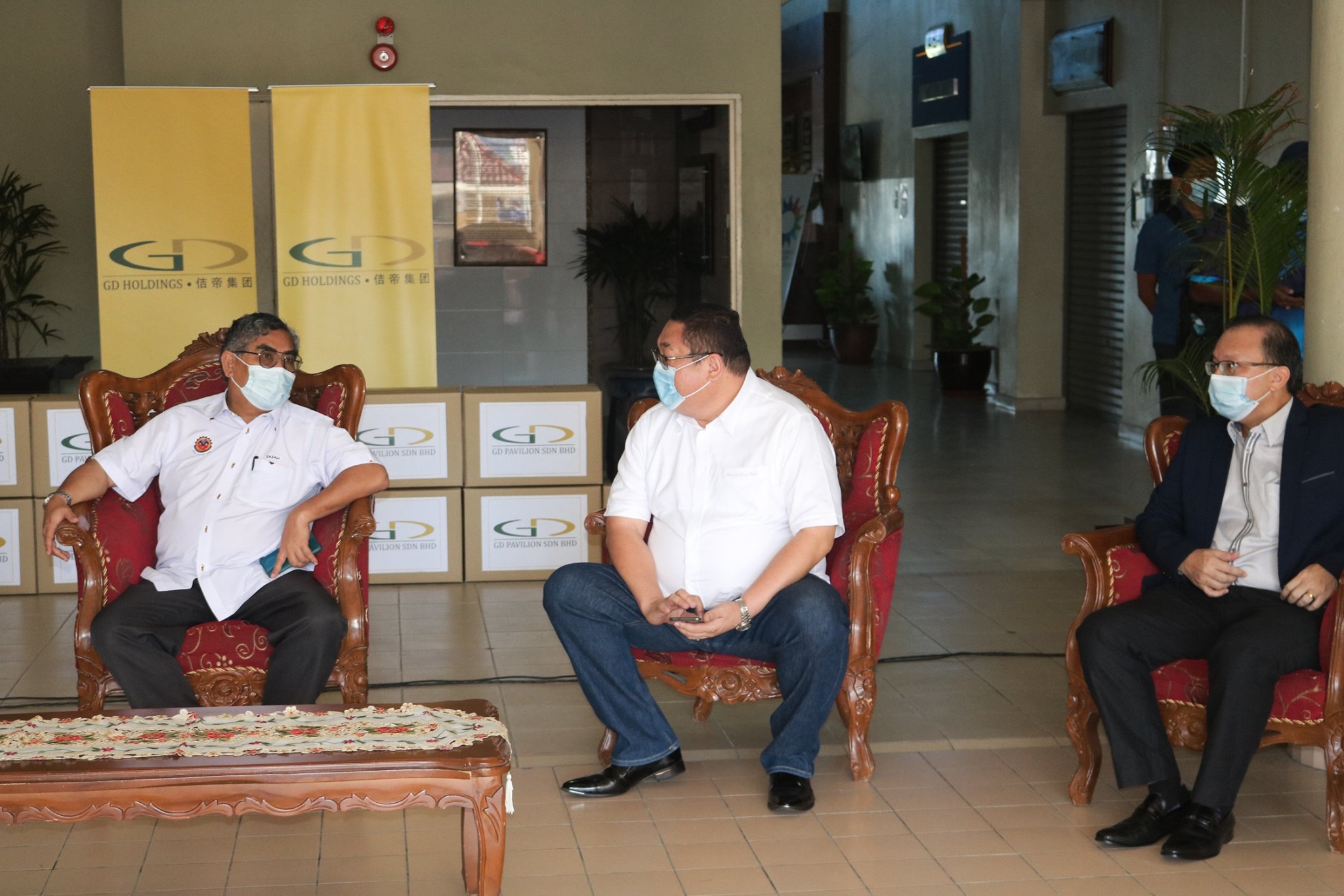 MAJLIS PENERIMAAN DAN PENGAGIHAN PENUTUP HIDUNG DAN MULUT (MASK) DARIPADA KUMPULAN GD HOLDING