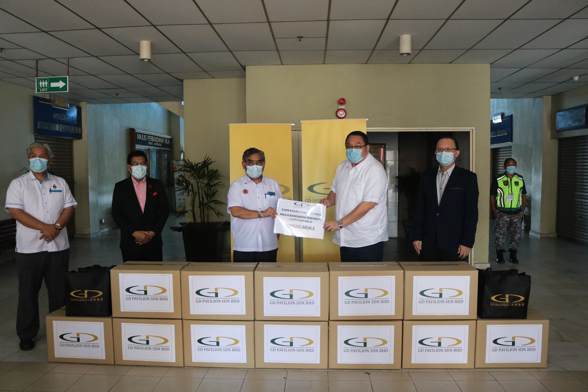 MAJLIS PENERIMAAN DAN PENGAGIHAN PENUTUP HIDUNG DAN MULUT (MASK) DARIPADA KUMPULAN GD HOLDING