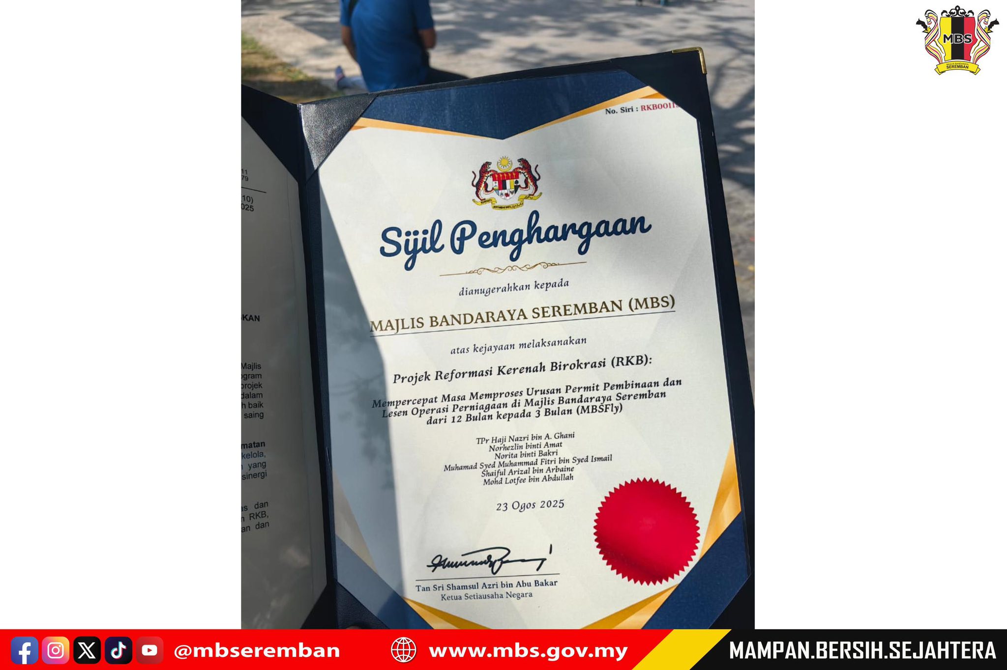 DATUK BANDAR MBS TERIMA SIJIL PENGHARGAAN REFORMASI KERENAH BIROKRASI (RKB) DARIPADA KETUA SETIAUSAHA NEGARA