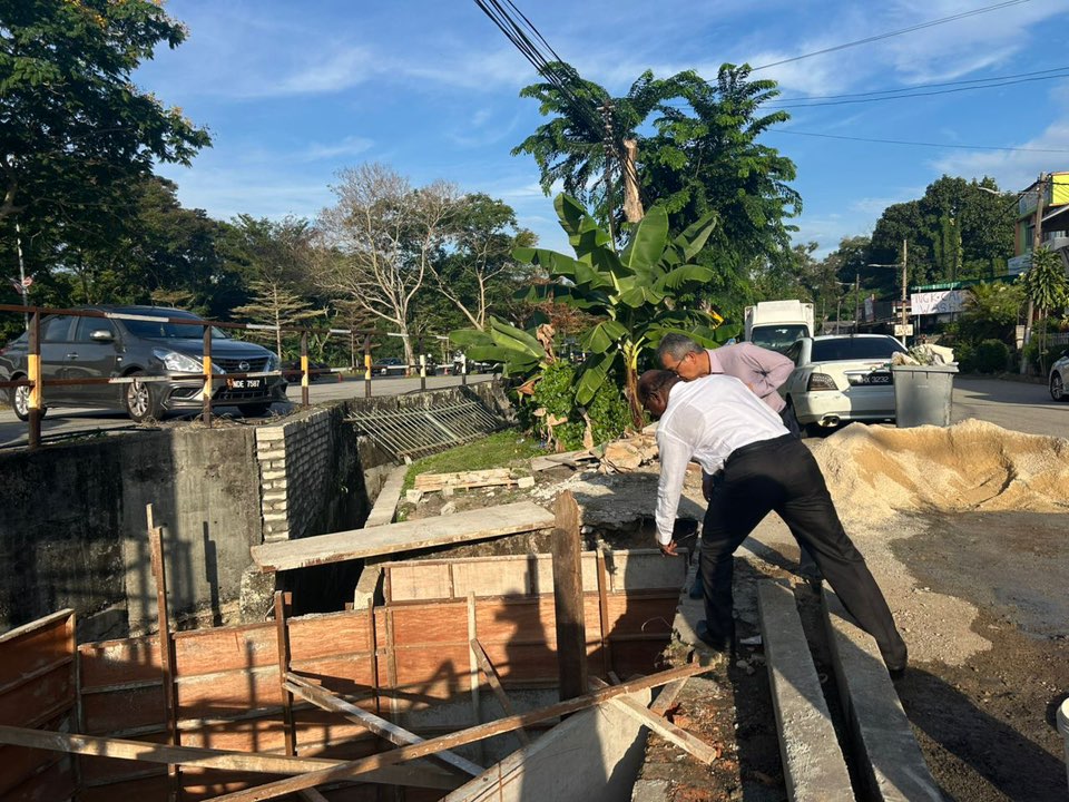 DATUK BANDAR TURUN KE LOKASI BANJIR KG. BARU RAHANG
