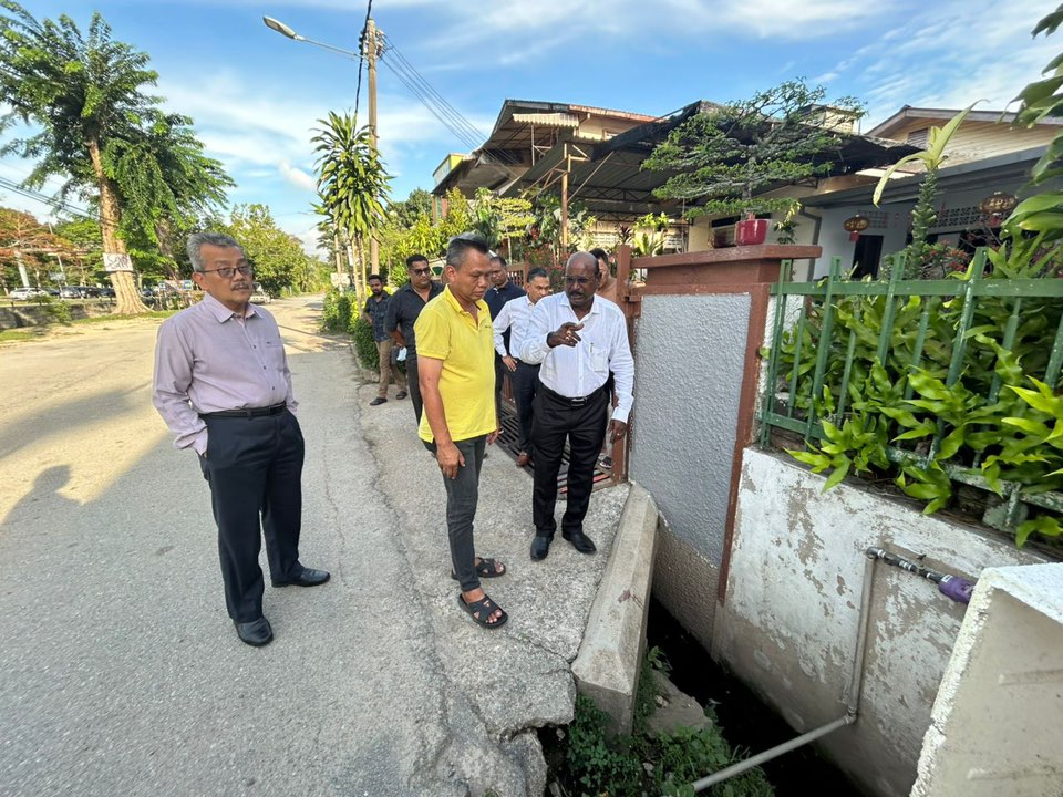 DATUK BANDAR TURUN KE LOKASI BANJIR KG. BARU RAHANG