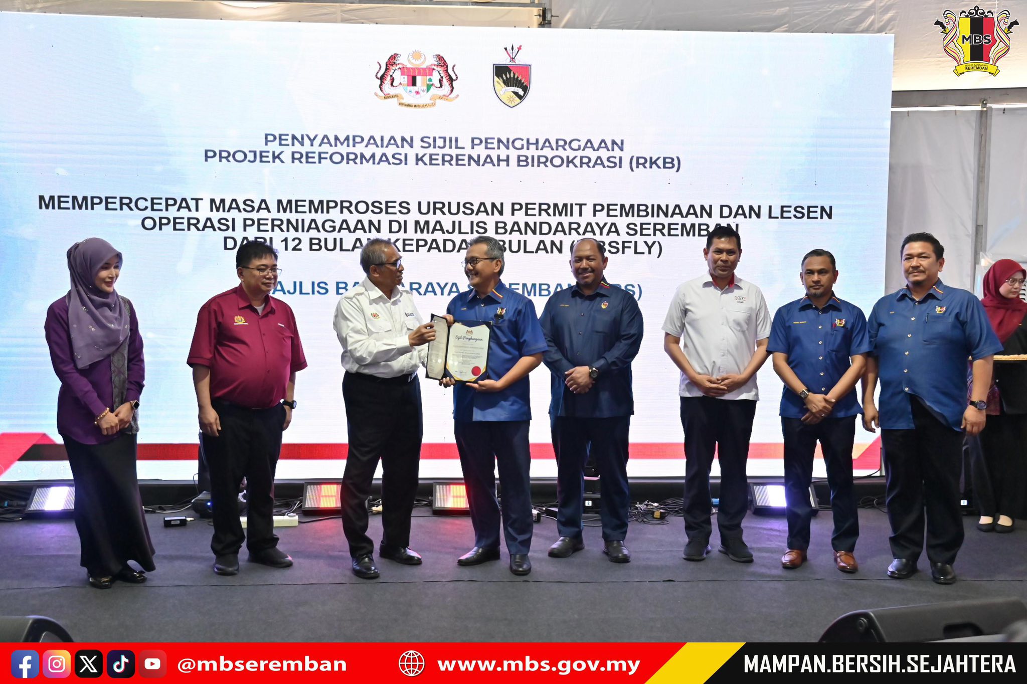 DATUK BANDAR MBS TERIMA SIJIL PENGHARGAAN REFORMASI KERENAH BIROKRASI (RKB) DARIPADA KETUA SETIAUSAHA NEGARA