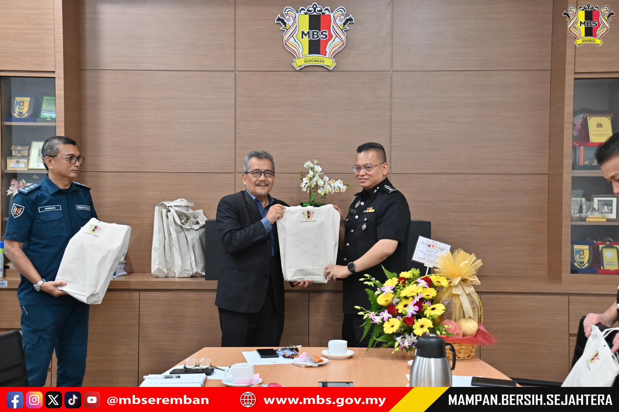 KUNJUNGAN HORMAT PENGARAH IMIGRESEN NEGERI SEMBILAN KE ATAS DATUK BANDAR