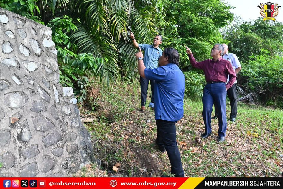 LAWATAN TURUN PADANG DATUK BANDAR KE MEDAN SELERA PENGHULU CANTIK
