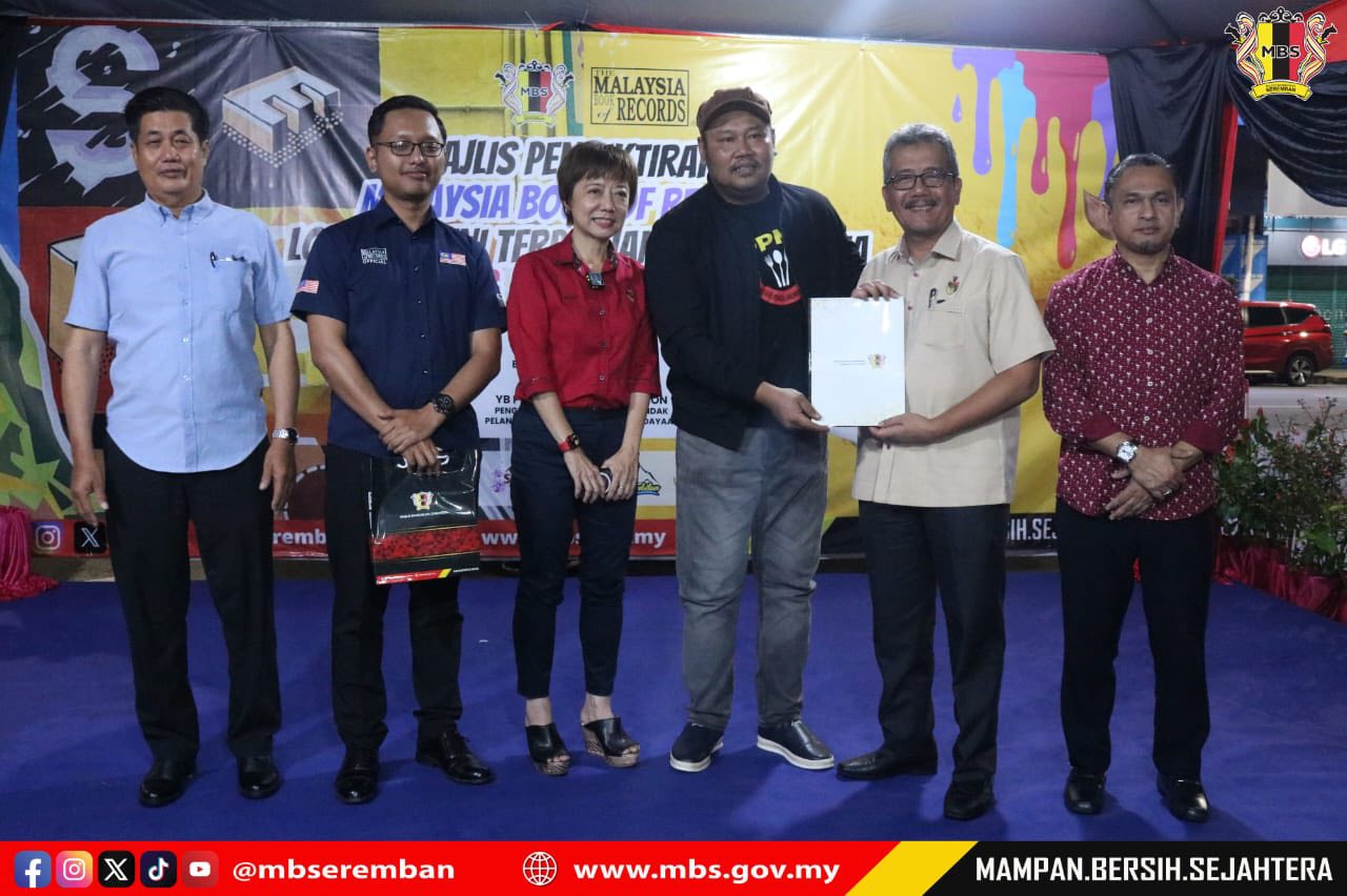 LORONG SENI SEREMBAN TERIMA ANUGERAH LORONG SENI TERPANJANG DI MALAYSIA OLEH MBOR