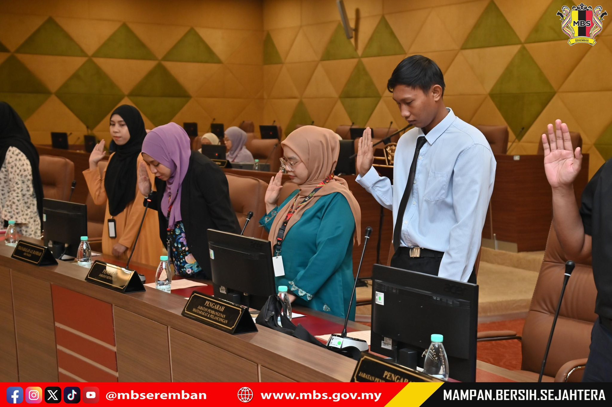 SESI PENYERAHAN SURAT KENAIKAN PANGKAT, PENGISIAN JAWATAN DAN PEMANGKUAN SERTA BACAAN IKRAR (AKU JANJI) PEGAWAI - PEGAWAI LANTIKAN BAHARU, MAJLIS BANDARAYA SEREMBAN