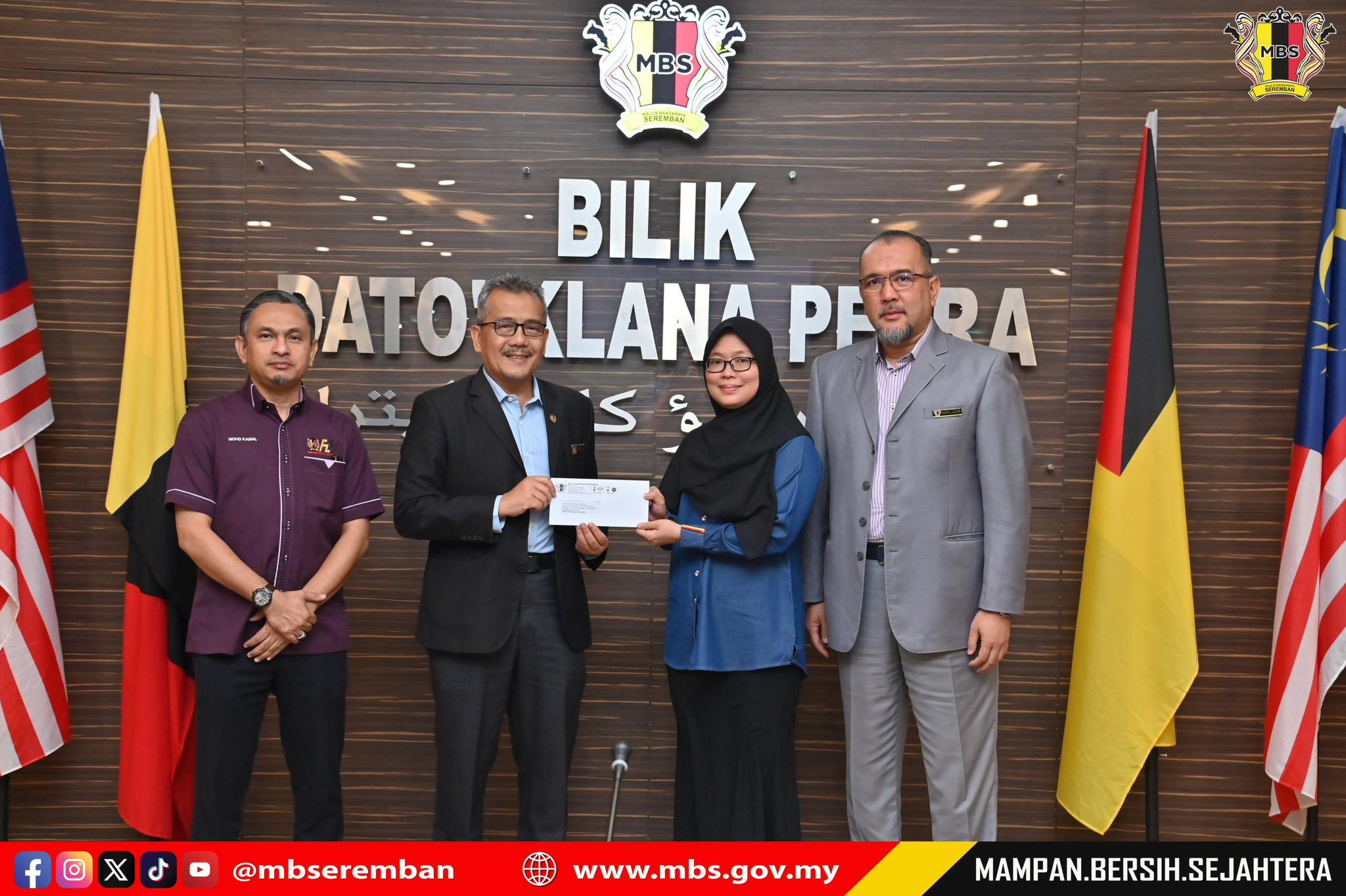 SESI PENYERAHAN SURAT KENAIKAN PANGKAT, PENGISIAN JAWATAN DAN PEMANGKUAN SERTA BACAAN IKRAR (AKU JANJI) PEGAWAI - PEGAWAI LANTIKAN BAHARU, MAJLIS BANDARAYA SEREMBAN