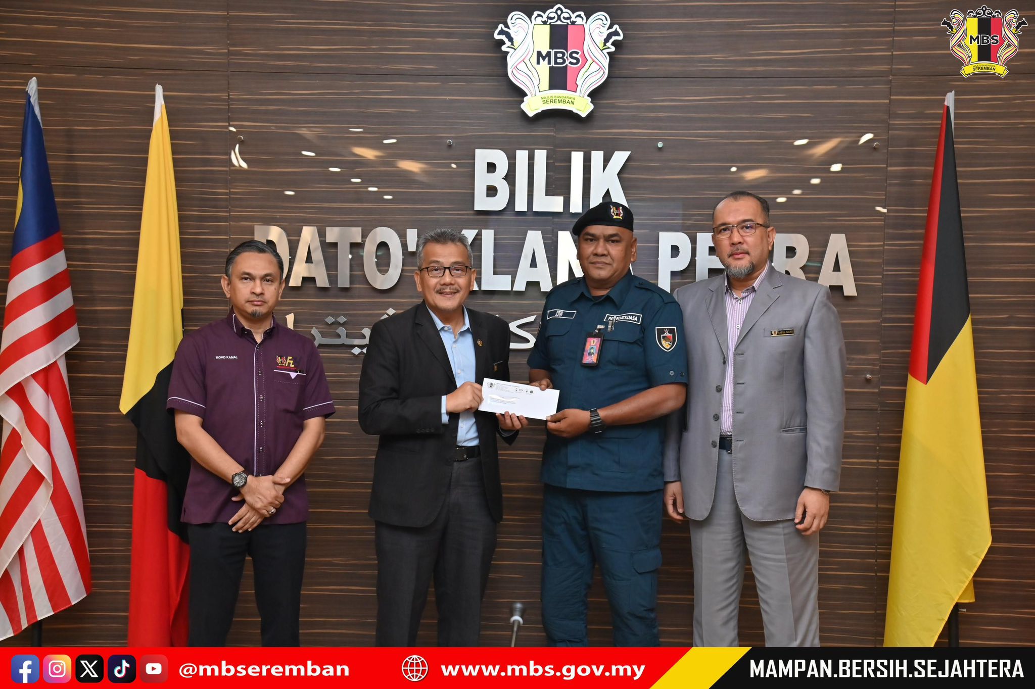 SESI PENYERAHAN SURAT KENAIKAN PANGKAT, PENGISIAN JAWATAN DAN PEMANGKUAN SERTA BACAAN IKRAR (AKU JANJI) PEGAWAI - PEGAWAI LANTIKAN BAHARU, MAJLIS BANDARAYA SEREMBAN