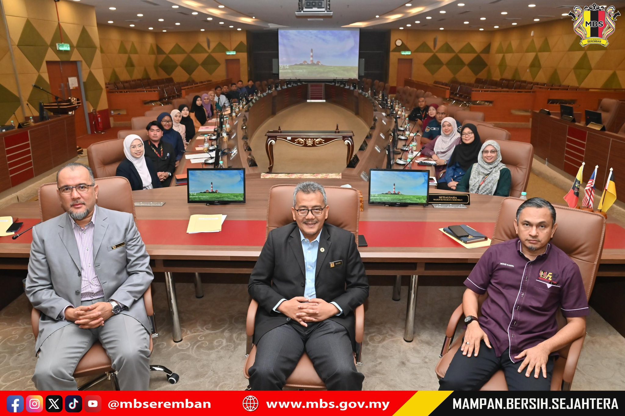 SESI PENYERAHAN SURAT KENAIKAN PANGKAT, PENGISIAN JAWATAN DAN PEMANGKUAN SERTA BACAAN IKRAR (AKU JANJI) PEGAWAI - PEGAWAI LANTIKAN BAHARU, MAJLIS BANDARAYA SEREMBAN