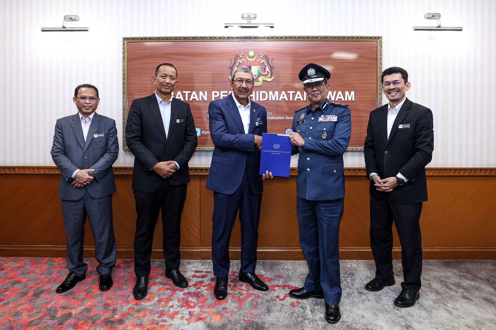 YBHG. TAN SRI WAN AHMAD DAHLAN BIN HAJI ABDUL AZIZ, KETUA PENGARAH PERKHIDMATAN AWAM (KPPA) MENYAMPAIKAN WATIKAH PENEMPATAN KEPADA ENAM (6) PEGAWAI DI PEJABAT YBHG. TAN SRI KPPA.