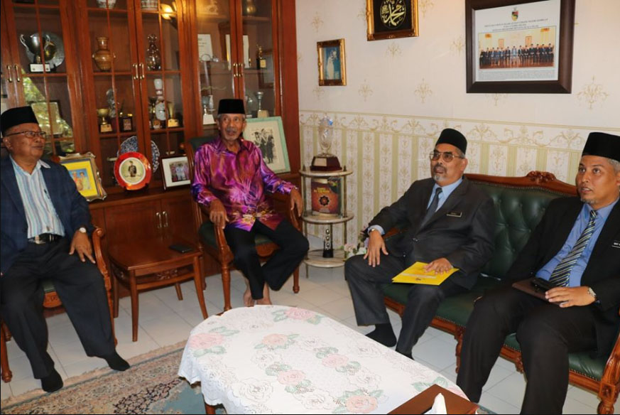 Y. Bhg. Dato’ Haji Zazali bin Salehudin, Datuk Bandar Majlis Bandaraya Seremban telah mengadap YAM Dato' Seri Utama Haji Badarudin bin Haji Abdul Khalid, Dato' Shahbandar Sungei Ujong pada petang ini bertempat di Balai Dato' Shahbandar Sungei Ujong