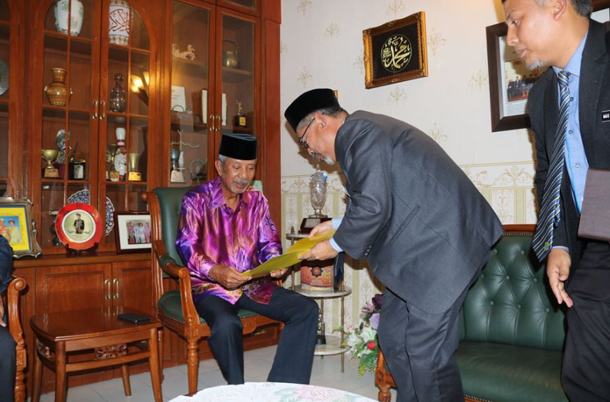 Y. Bhg. Dato’ Haji Zazali bin Salehudin, Datuk Bandar Majlis Bandaraya Seremban telah mengadap YAM Dato' Seri Utama Haji Badarudin bin Haji Abdul Khalid, Dato' Shahbandar Sungei Ujong pada petang ini bertempat di Balai Dato' Shahbandar Sungei Ujong