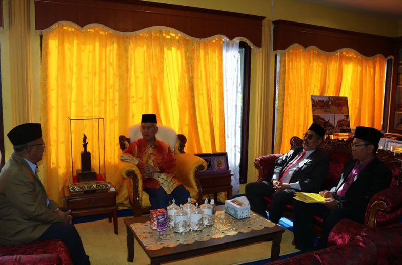 YBhg. Dato’ Haji Zazali bin Salehudin, Datuk Bandar Majlis Bandaraya Seremban telah mengadap Y.T.M. Dato' Johan Pahlawan Lela Perkasa Sitiawan, Dato' Muhammed bin Haji Abdullah, Undang Luak Johol pada pagi ini bertempat di Balai Undang Luak Johol