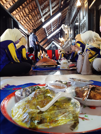 JAMUAN MAKAN TENGAHARI "BERSELO" DENGAN KERJASAMA MBS DI MUZIUM NEGERI, SEREMBAN & PENYAMPAIAN HADIAH PERLAWANAN PERSAHABATAN BOWLING SEMPENA KUNJUNGAN PUSPANITA CAWANGAN NEGERI PERLIS KE PUSPANITA CAWANGAN NEGERI SEMBILAN.