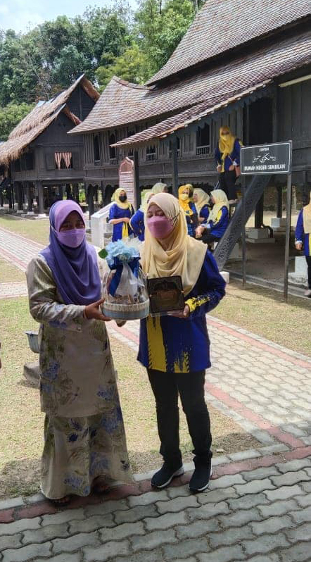 JAMUAN MAKAN TENGAHARI "BERSELO" DENGAN KERJASAMA MBS DI MUZIUM NEGERI, SEREMBAN & PENYAMPAIAN HADIAH PERLAWANAN PERSAHABATAN BOWLING SEMPENA KUNJUNGAN PUSPANITA CAWANGAN NEGERI PERLIS KE PUSPANITA CAWANGAN NEGERI SEMBILAN.