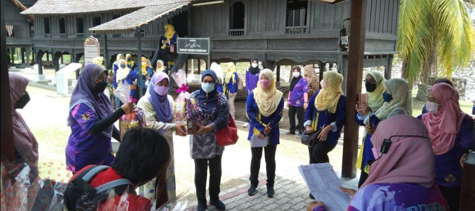 JAMUAN MAKAN TENGAHARI "BERSELO" DENGAN KERJASAMA MBS DI MUZIUM NEGERI, SEREMBAN & PENYAMPAIAN HADIAH PERLAWANAN PERSAHABATAN BOWLING SEMPENA KUNJUNGAN PUSPANITA CAWANGAN NEGERI PERLIS KE PUSPANITA CAWANGAN NEGERI SEMBILAN.