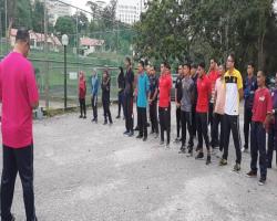 Gotong - royong membersihkan sekitar jalan Keliling Induksi