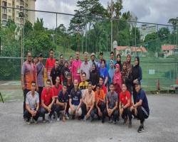 Gotong - royong membersihkan sekitar jalan Keliling Induksi