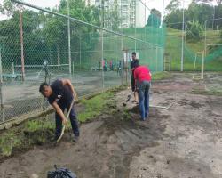 Gotong - royong membersihkan sekitar jalan Keliling Induksi